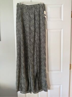 Blue Blush Green Printed Wide Leg Slit Pants. Size M